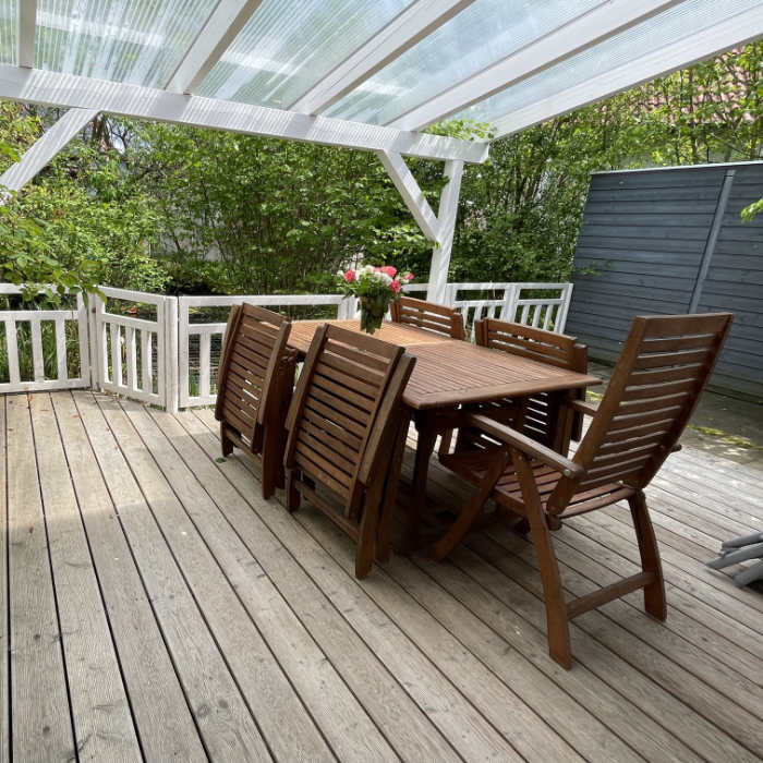 Die Terrasse mit Tisch und Stühlen.