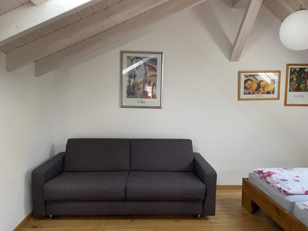 Das Sofa im offenen Schlafzimmer im OG des Ferienhauses