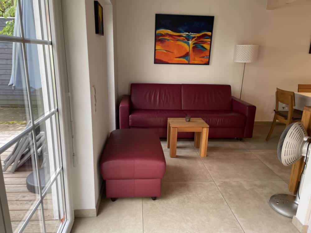 Der Wohnbereich im UG mit Sofa und Terrassentür