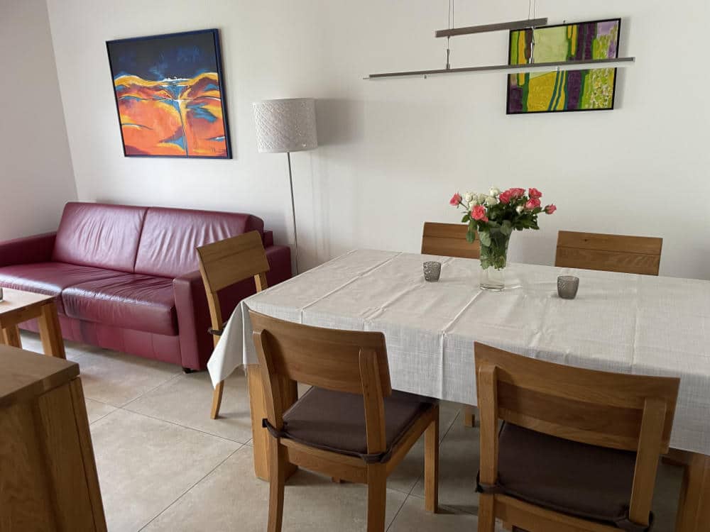 Der Wohnbereich im UG mit Sofa und Esstisch