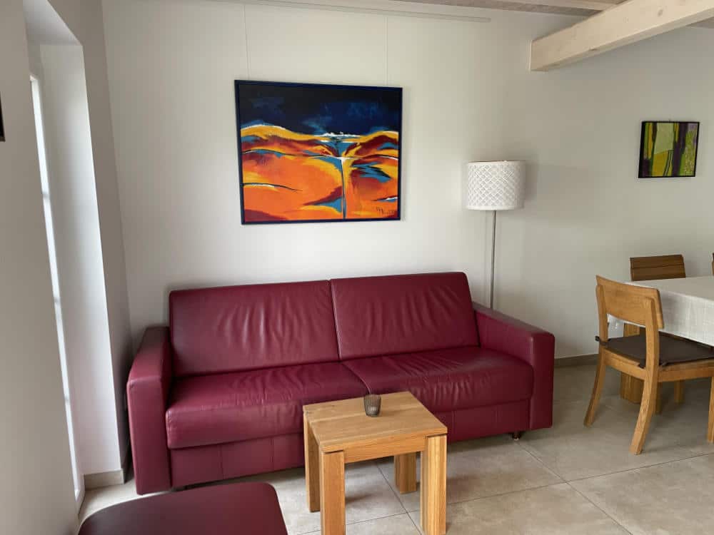 Der Wohnbereich im UG mit Sofa und Esstisch