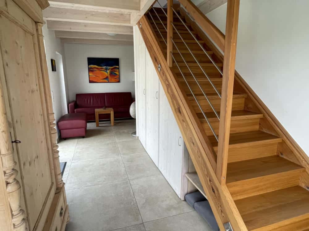 Die Treppe vom Flur ins OG. Im Hintergrund: das Sofa