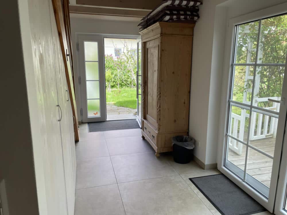 Der Flur im UG mit Terrassentür