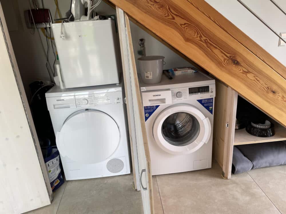Waschmaschine und Trockner unter der Treppe