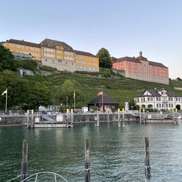 Sicht auf das Staatsweingut Meersburg vom Bodensee aus